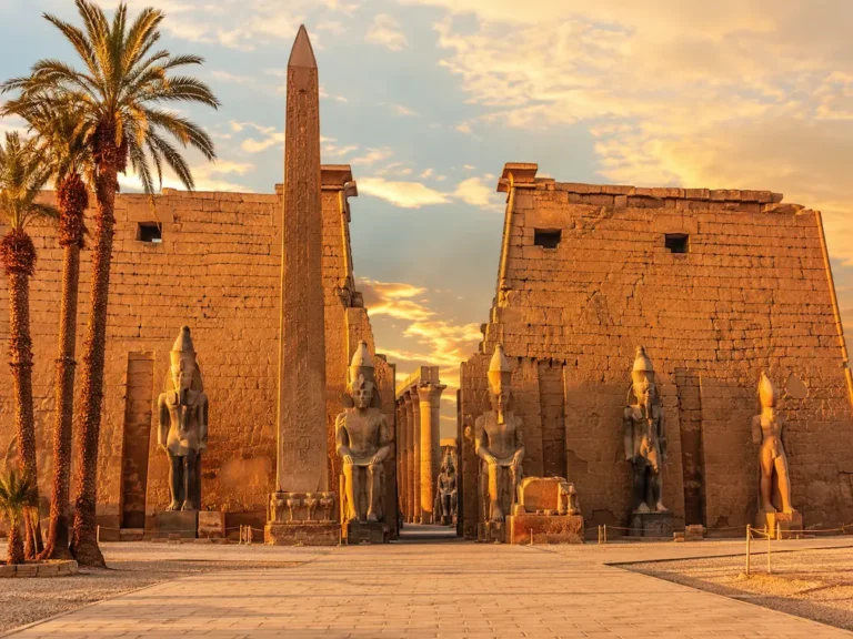 Eingang des Luxor-Tempels mit Obelisk und antiken Statuen in Luxor in Ägypten