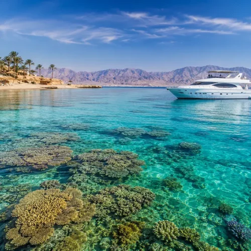 Klares Wasser im Roten Meer mit Korallenriffen und einer Luxusyacht in Ägypten