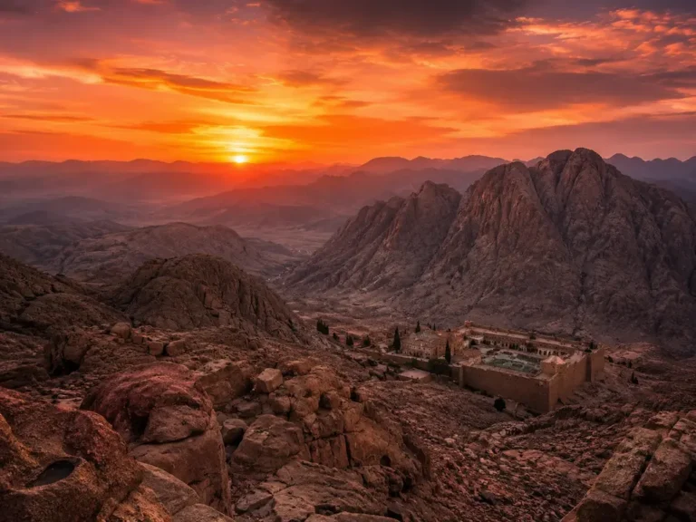 Katharinenkloster und Sinai-Berge bei Sonnenuntergang in Ägypten