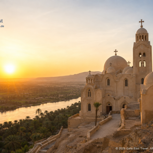 Koptisches Kloster Drunka auf einem Berg bei Assiut mit Blick über den Nil und das grüne Niltal