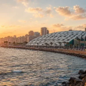 Die Bibliotheca Alexandrina mit Blick auf das Mittelmeer in Alexandria, Ägypten