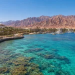 Das Rote Meer in Ägypten mit türkisfarbenem Wasser, traumhaften Stränden, Korallenriffen und einer malerischen Bergkulisse