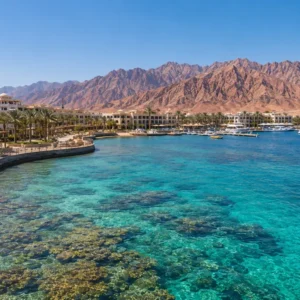 Das Rote Meer in Ägypten mit türkisfarbenem Wasser, traumhaften Stränden, Korallenriffen und einer malerischen Bergkulisse