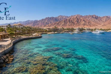 Das Rote Meer in Ägypten mit türkisfarbenem Wasser, traumhaften Stränden, Korallenriffen und einer malerischen Bergkulisse