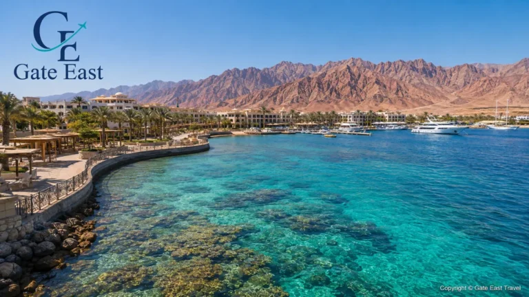 Das Rote Meer in Ägypten mit türkisfarbenem Wasser, traumhaften Stränden, Korallenriffen und einer malerischen Bergkulisse