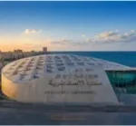 Die Bibliotheca Alexandrina in Alexandria mit Blick auf das Mittelmeer