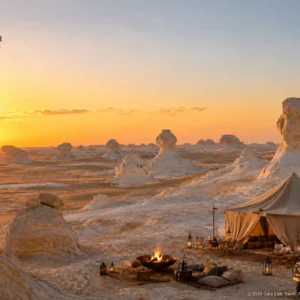 Luxuriöses Wüstencamp zwischen den weißen Kalksteinformationen der Weißen Wüste bei Sonnenuntergang