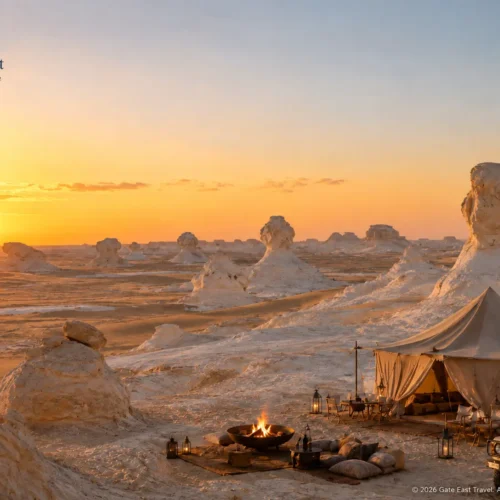 Luxuriöses Wüstencamp zwischen den weißen Kalksteinformationen der Weißen Wüste bei Sonnenuntergang