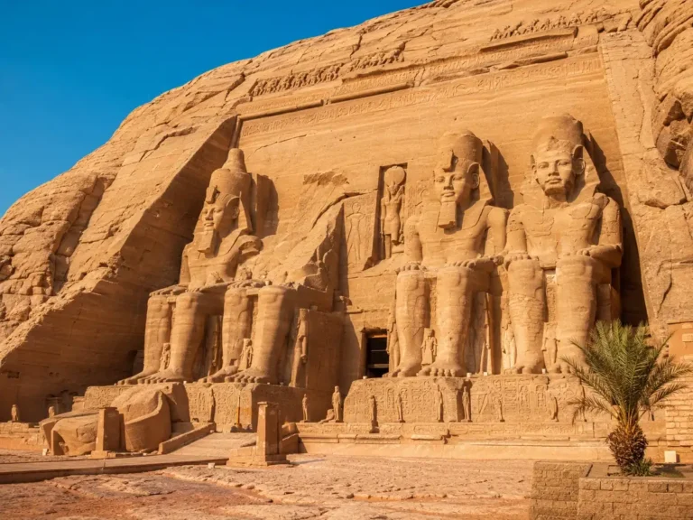 Felsfassade der Tempel von Abu Simbel mit Kolossalstatuen Ramses II. in Ägypten