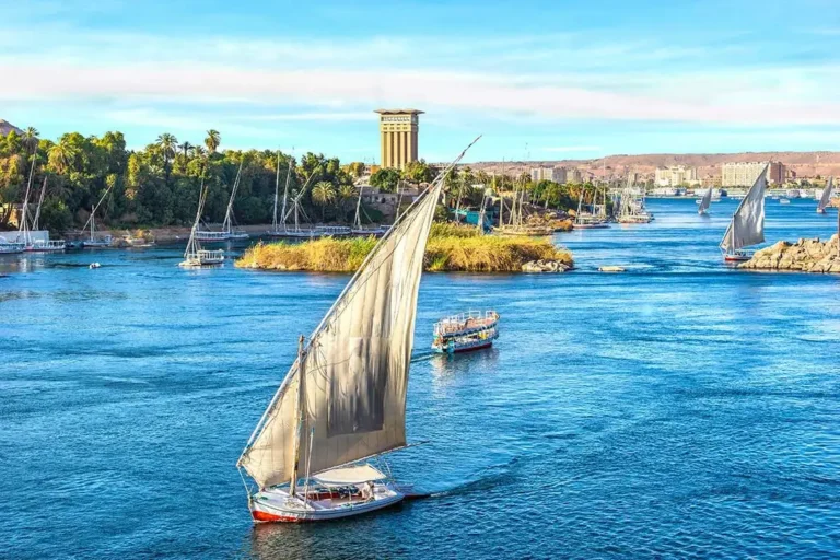 traditionelle Feluke auf dem Nil in Assuan in Ägypten