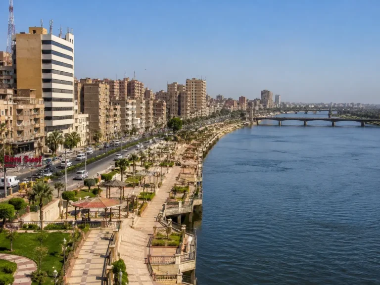 كورنيش بني سويف والجسر وأفق المدينة على النيل في مصر
