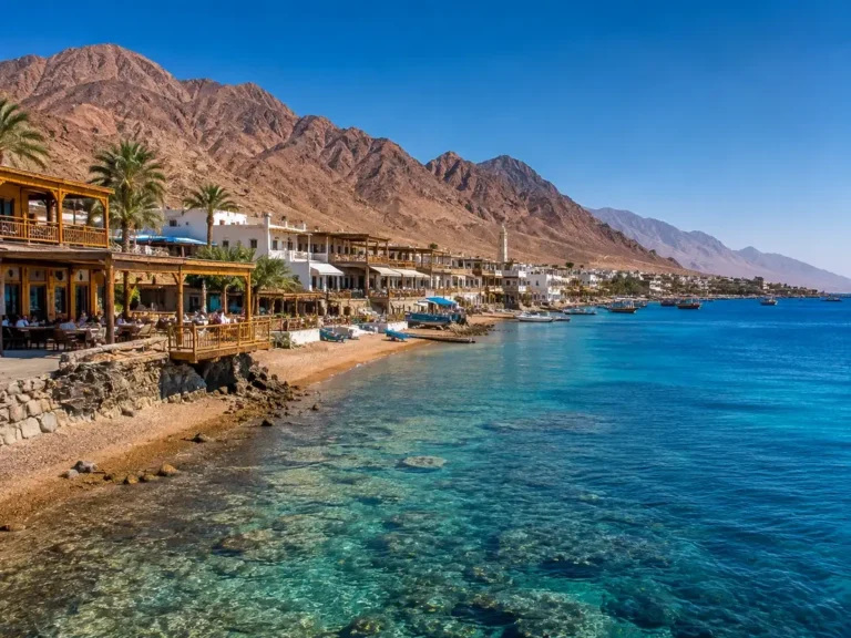 Ufer von Dahab am Roten Meer mit Sinai-Bergen in Ägypten