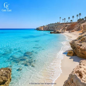 Strandlandschaft von Marsa Matrouh mit klarem türkisfarbenem Wasser an der ägyptischen Mittelmeerküste.
