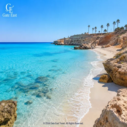 Strandlandschaft von Marsa Matrouh mit klarem türkisfarbenem Wasser an der ägyptischen Mittelmeerküste.