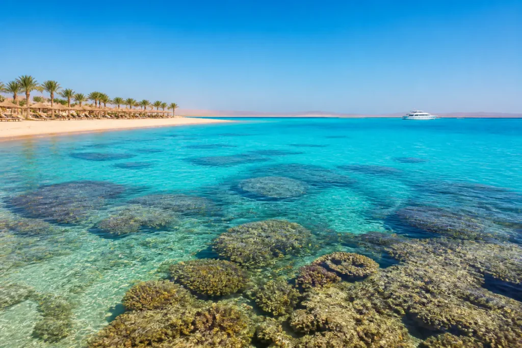 Klares türkisfarbenes Wasser und Korallenriff vor der Küste von Hurghada