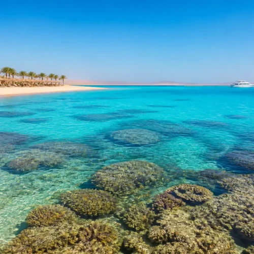 Klares türkisfarbenes Wasser und Korallenriff vor der Küste von Hurghada