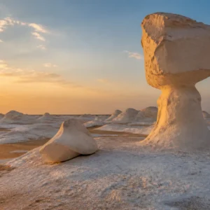 Weiße Kreidefelsformation in der Weißen Wüste bei Sonnenuntergang
