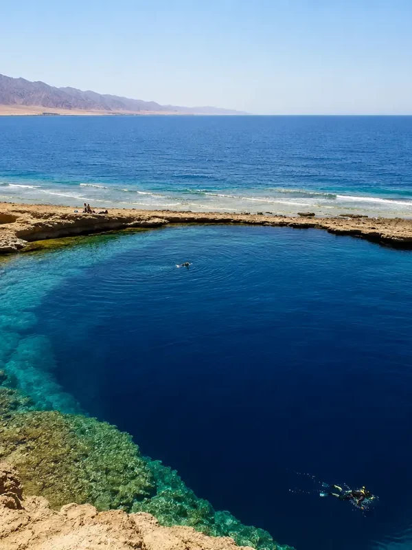 Blue Hole an der Küste von Dahab während der 7-tägigen Sinai Küsten- & Naturreise